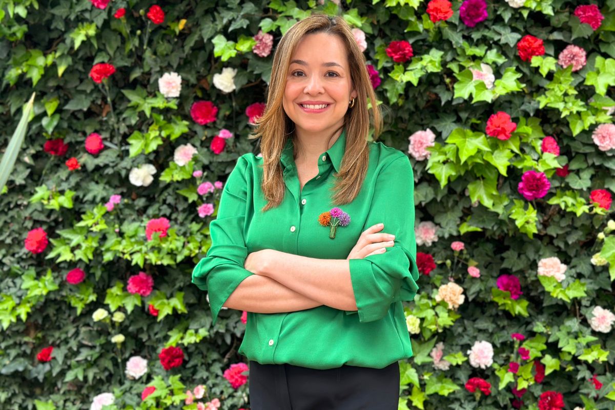 Laura Valdivieso in flower background