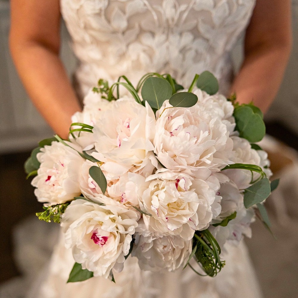 Why Peonies Are So Popular for Weddings
