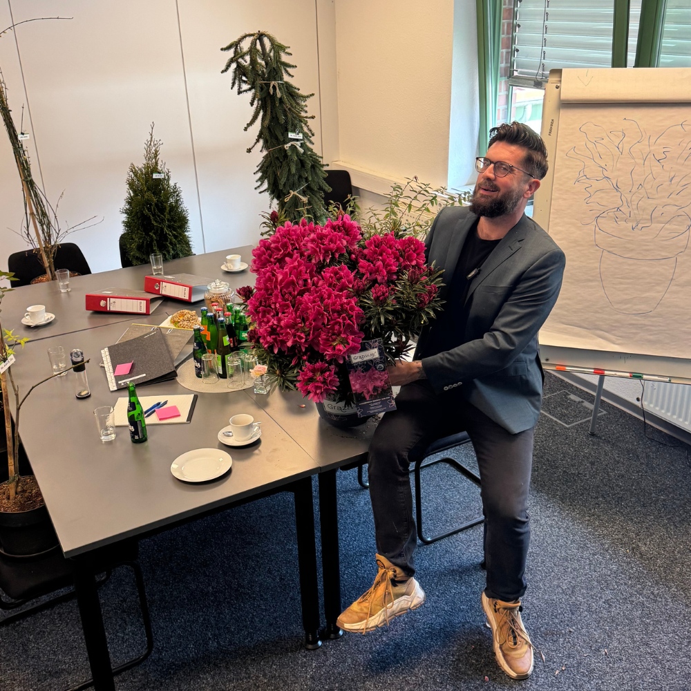 Michael &lsquo;Mr. Plant Geek&rsquo; Perry on the Rhododendron Grazeasy From a Rootstock Named Inkarho Developed by the German Team at Heinje.