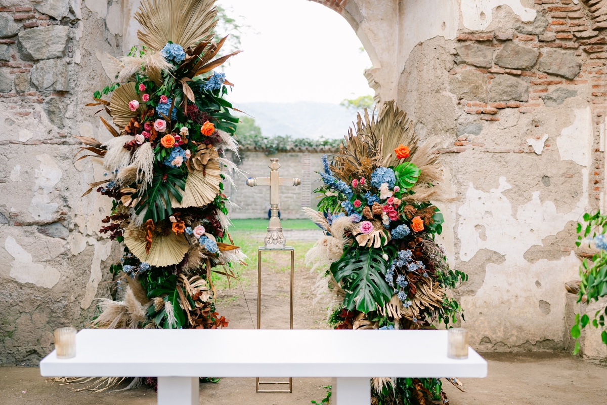 Green and floral pieces for a wedding