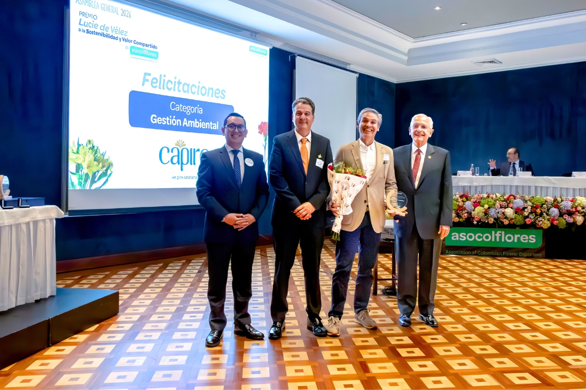 Flores el Capiro with award