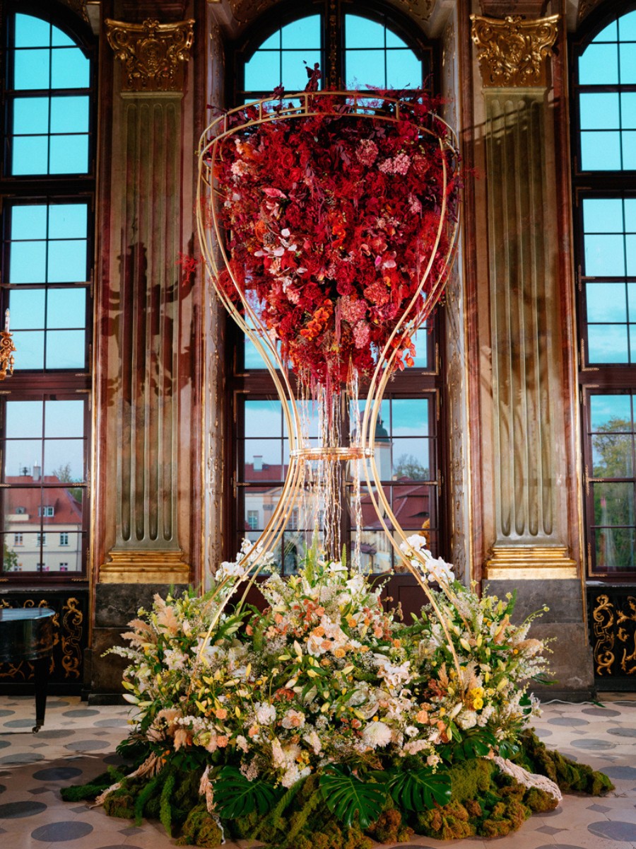Zbigniew Dziwulski&rsquo;s Hourglass of Bloom, a Floral Dialogue Between History and the Future, Created at Zamek Książ During an Edition of the Festiwal Kwiat&oacute;w I Sztuki Odyseja Czasu.