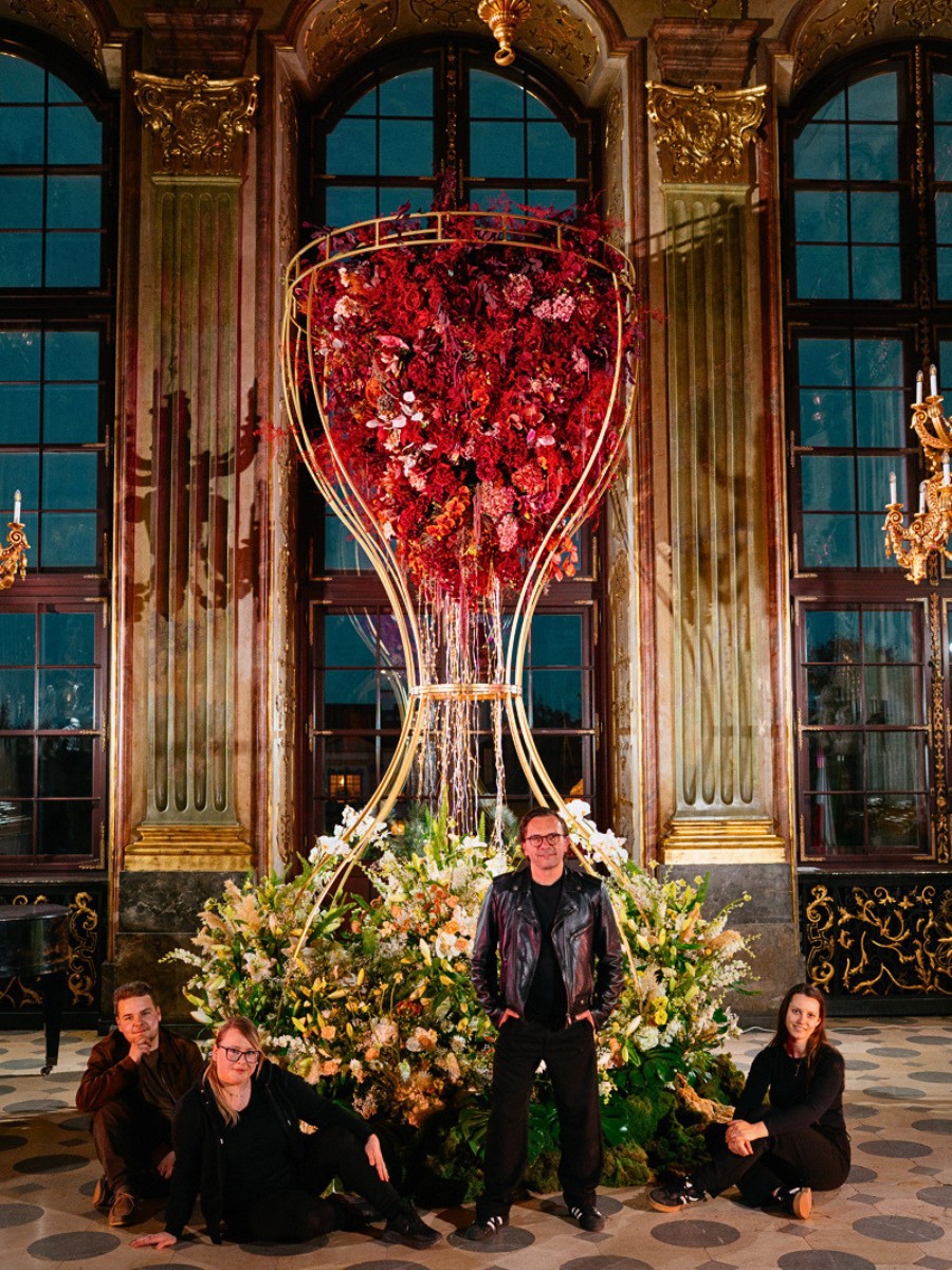 Hourglass of Bloom Zbigniew Dziwulski’s Hourglass of Bloom, a Floral Dialogue Between History and the Future, Created at Zamek Książ During an Edition of the Festiwal Kwiatów I Sztuki Odyseja Czasu.