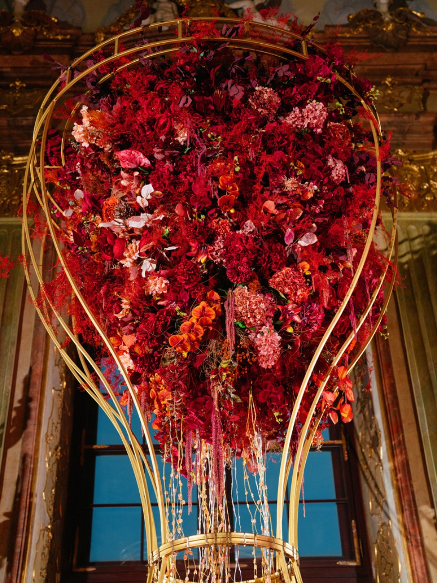 Hourglass of Bloom Zbigniew Dziwulski’s Hourglass of Bloom, a Floral Dialogue Between History and the Future, Created at Zamek Książ During an Edition of the Festiwal Kwiatów I Sztuki Odyseja Czasu.