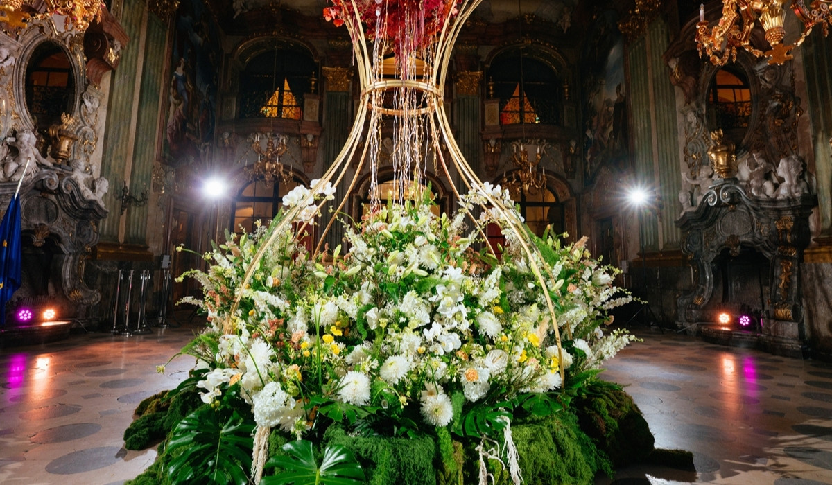 Hourglass of Bloom floral design Zbigniew Dziwulski’s Hourglass of Bloom, a Floral Dialogue Between History and the Future, Created at Zamek Książ During an Edition of the Festiwal Kwiatów I Sztuki Odyseja Czasu.
