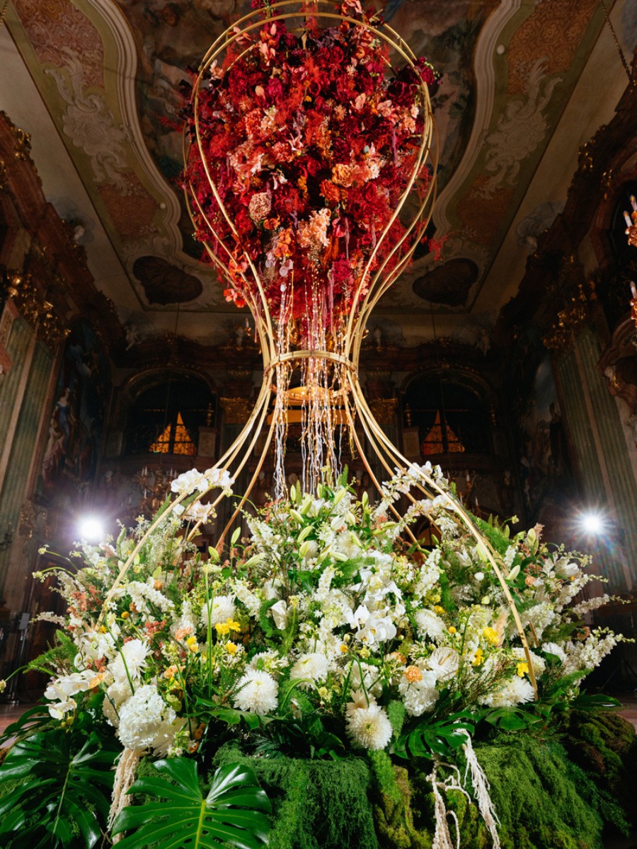 The Hourglass of Bloom Zbigniew Dziwulski’s Hourglass of Bloom, a Floral Dialogue Between History and the Future, Created at Zamek Książ During an Edition of the Festiwal Kwiatów I Sztuki Odyseja Czasu.