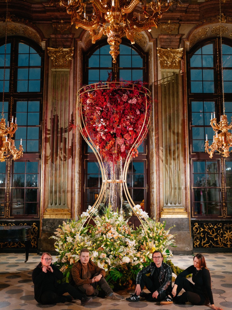 Hourglass of Bloom Zbigniew Dziwulski’s Hourglass of Bloom, a Floral Dialogue Between History and the Future