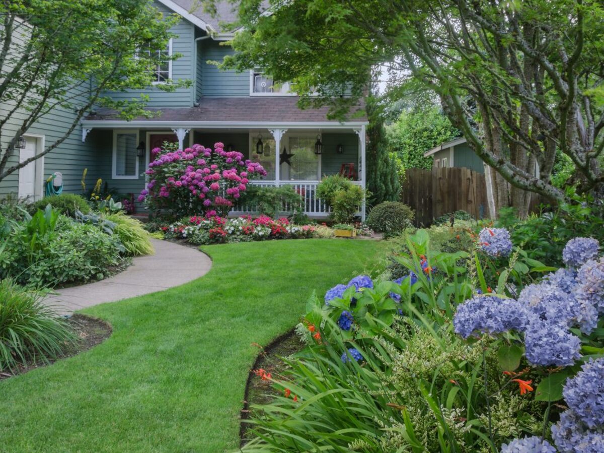 Lush Florida home that uses the best insecticide for Florida lawns to keep their front yard green and pest-free