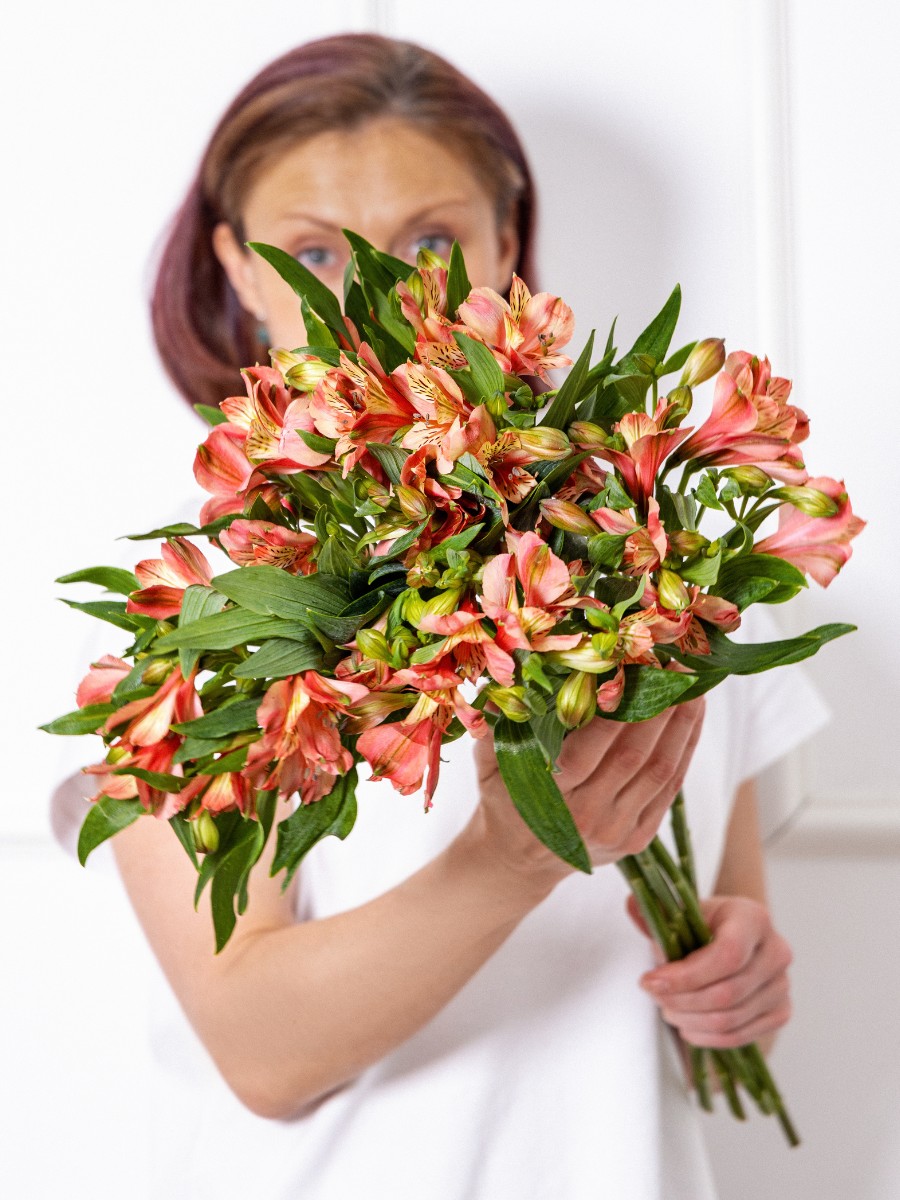 Floral Designer Anna Loshakova Creates Exquisite Interior Designs With Premium Alstroemeria Varieties From Miss Alstroemeria.