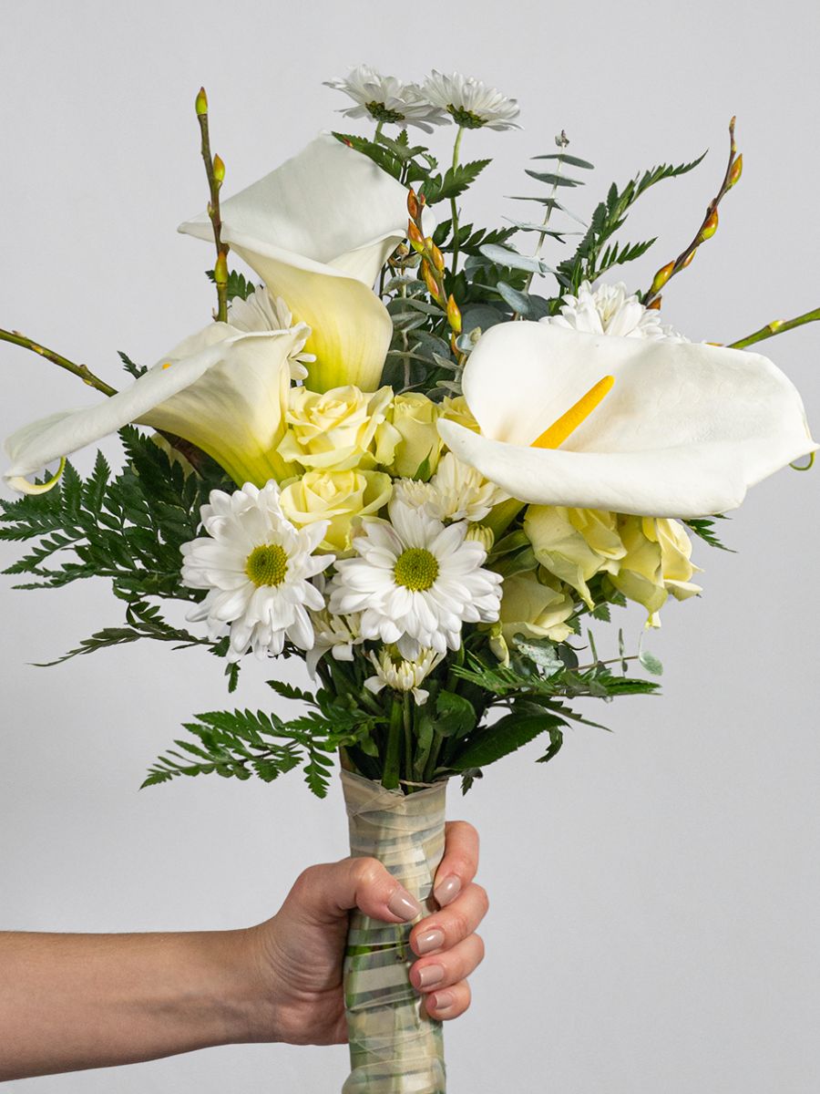 Creamy yellowish spray roses in a wedding bouquet
