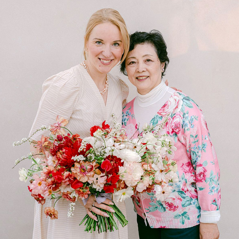 Kazuyo Asayama Katya Hutter with bouquet