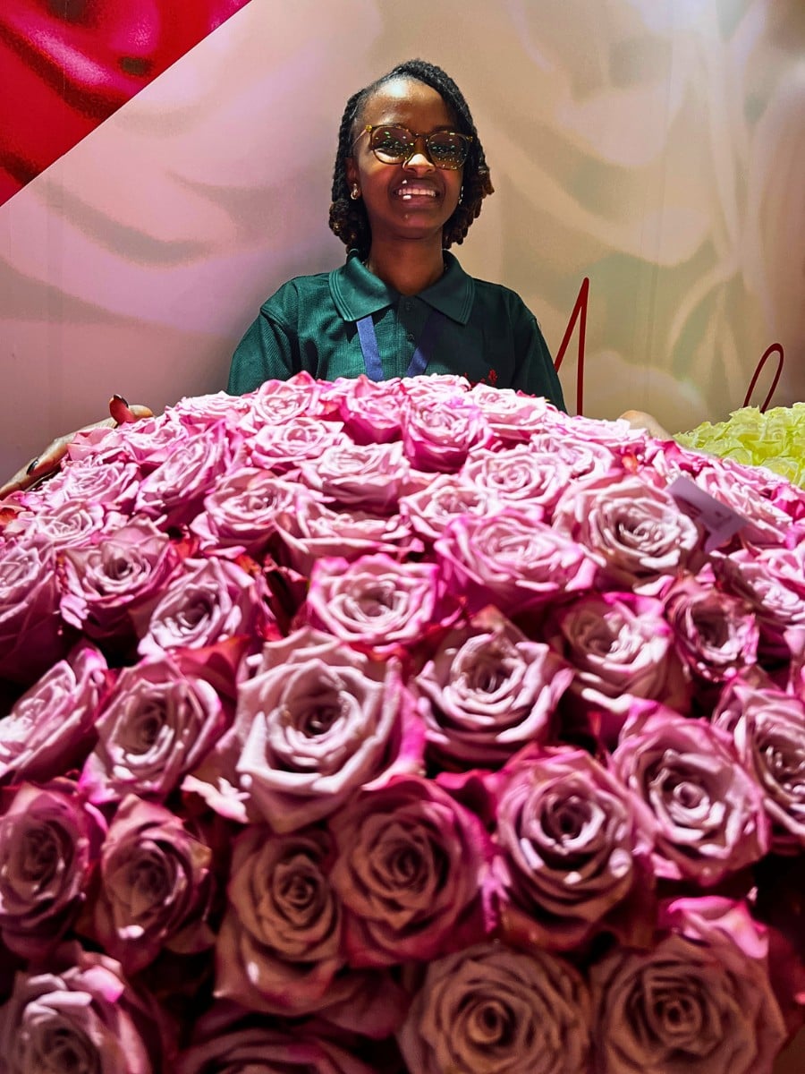 Rose Bahati® Rose Bahati® From Genviv Delivered by De Ruiter East Africa.