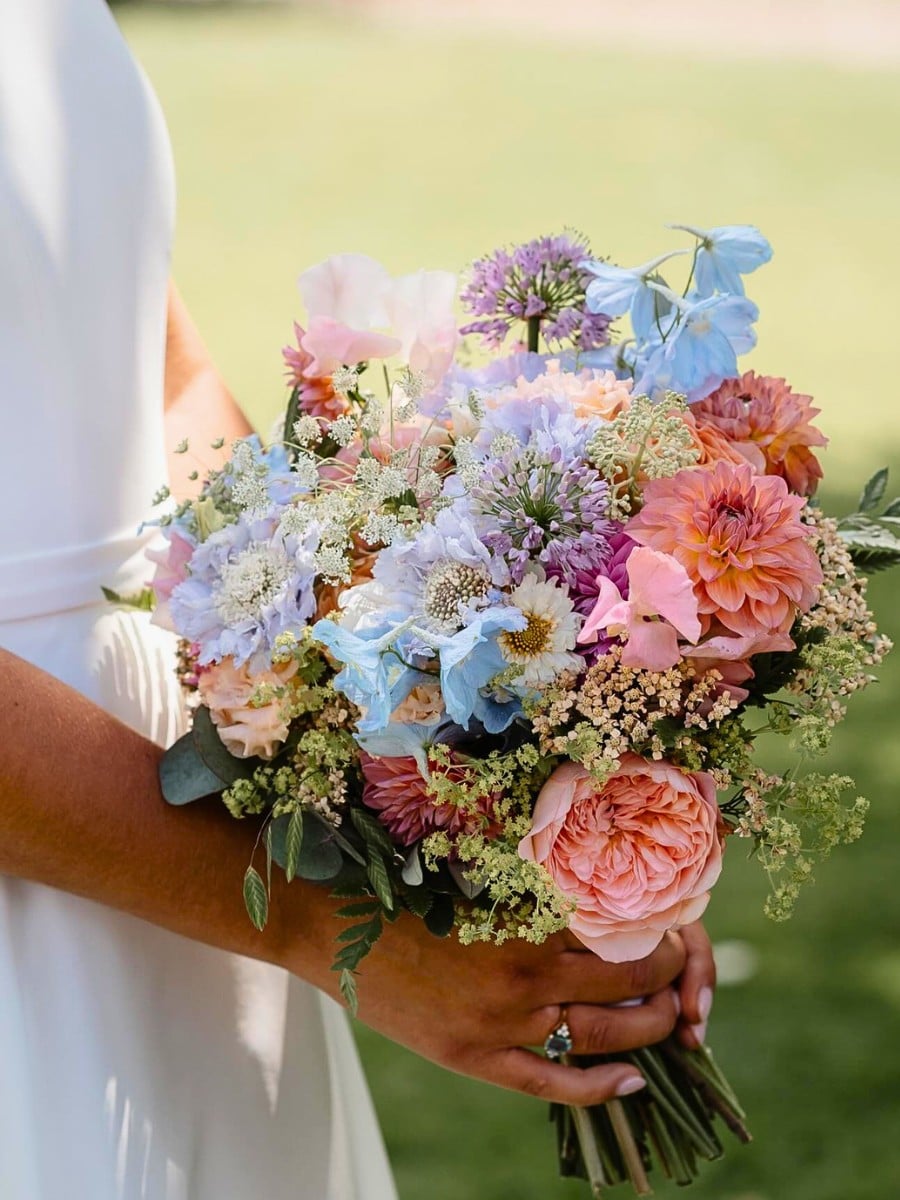 Typical Summer Wedding Flowers and How (And Why) They Work So Well