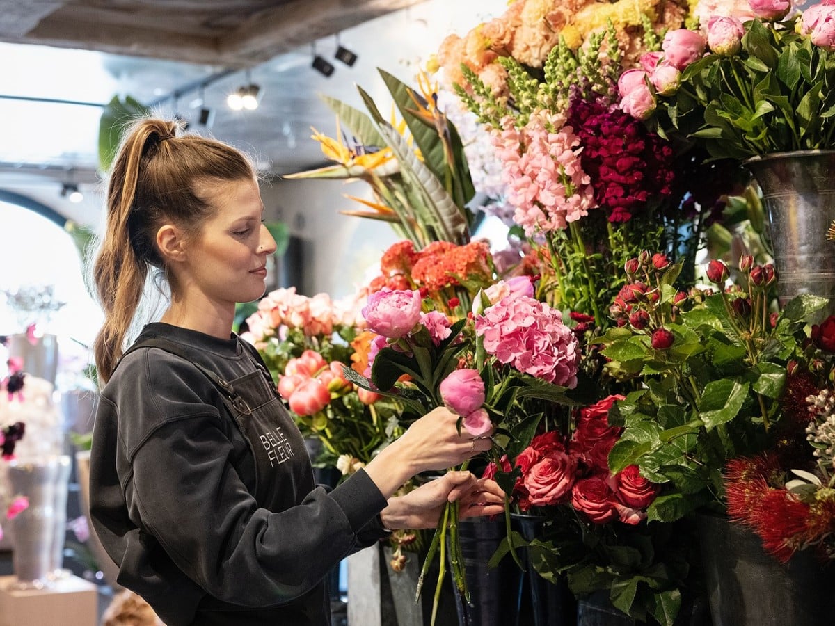 How Do You Choose Fresh Flowers at a Flower Shop?