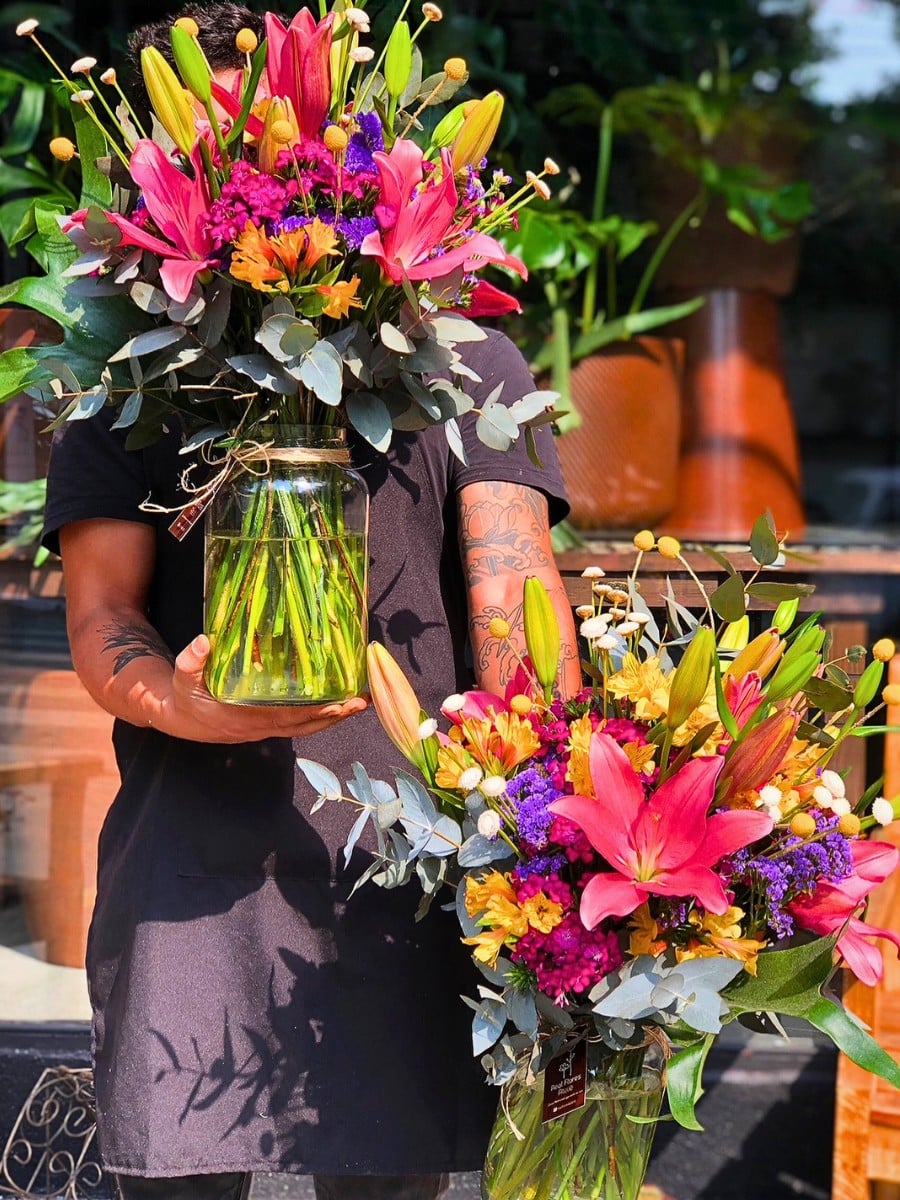 How Do You Choose Fresh Flowers at a Flower Shop?