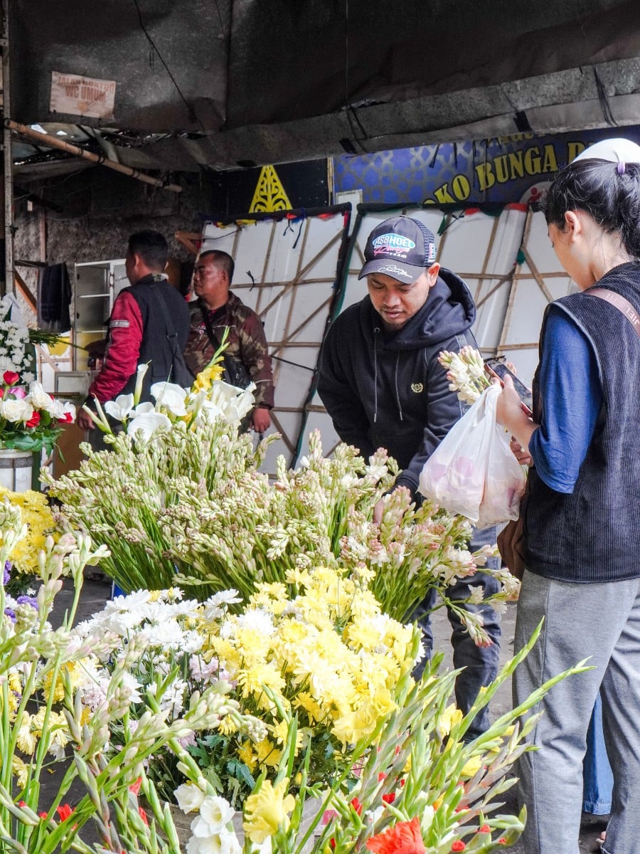 How Do You Choose Fresh Flowers at a Flower Shop?