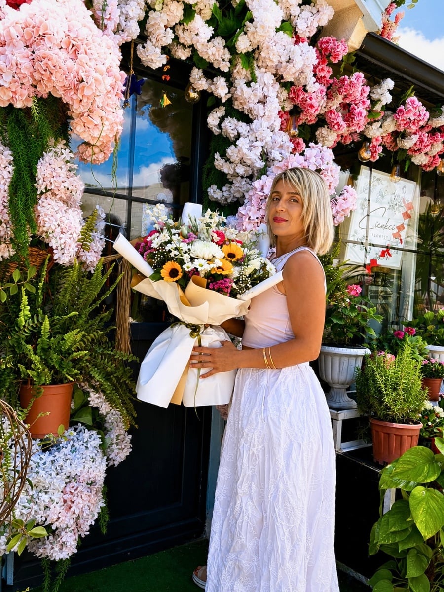 How Do You Choose Fresh Flowers at a Flower Shop?