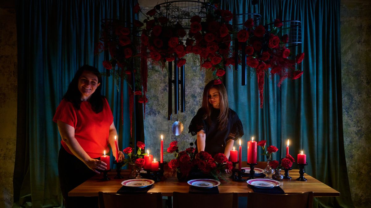 Porta Nova Red Naomi wedding roses  Ioana Nechifor with Bianca Petre