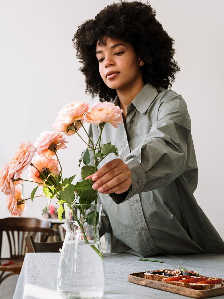 Should You Cut Flower Stems Underwater?