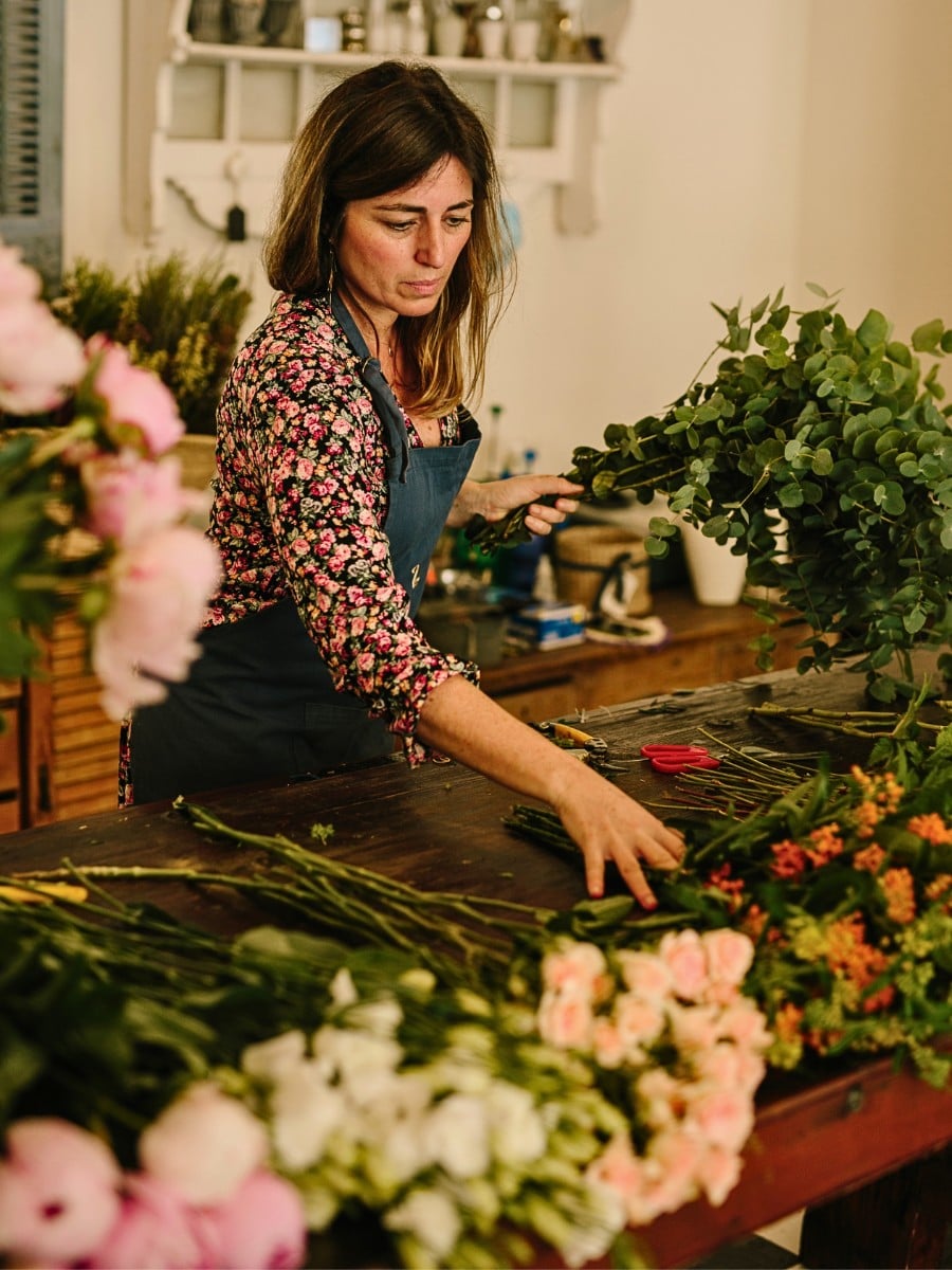 Should You Cut Flower Stems Underwater?