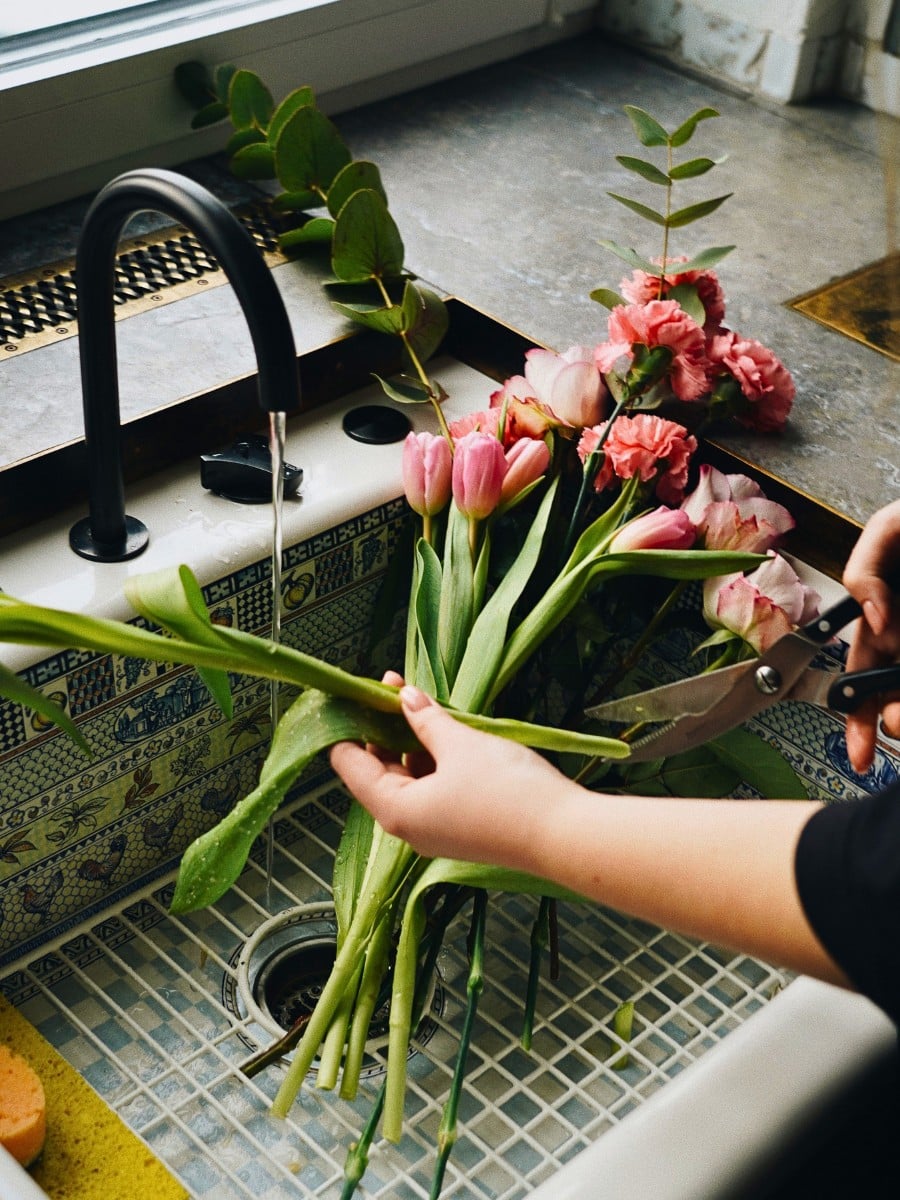 Should You Cut Flower Stems Underwater?