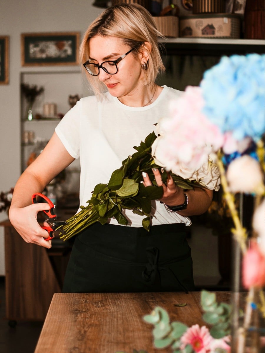 Should You Cut Flower Stems Underwater?