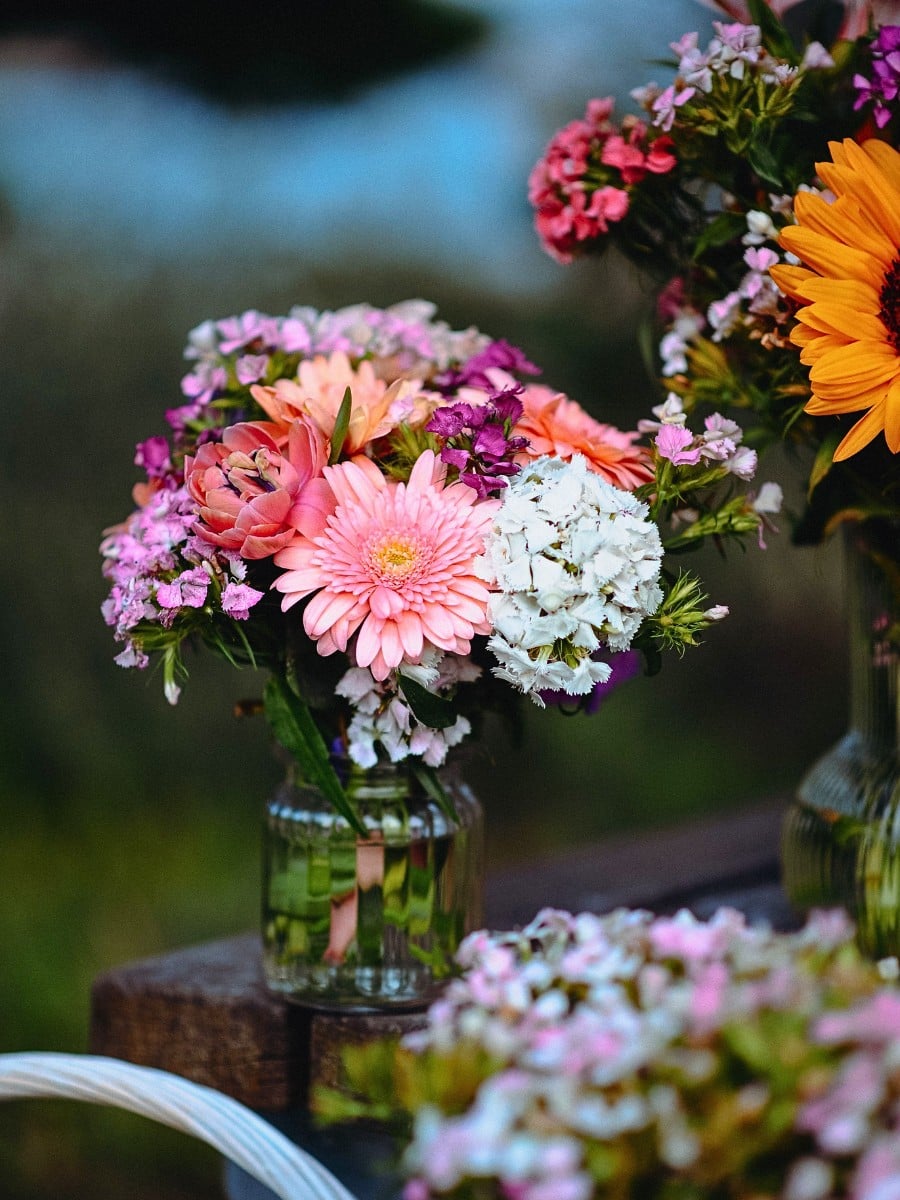 Can You Mix Different Flowers in One Vase? 
