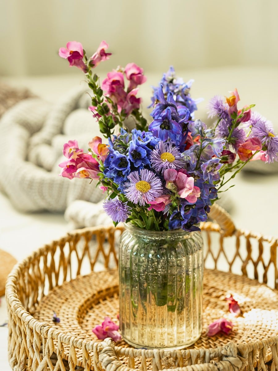 Can You Mix Different Flowers in One Vase? 