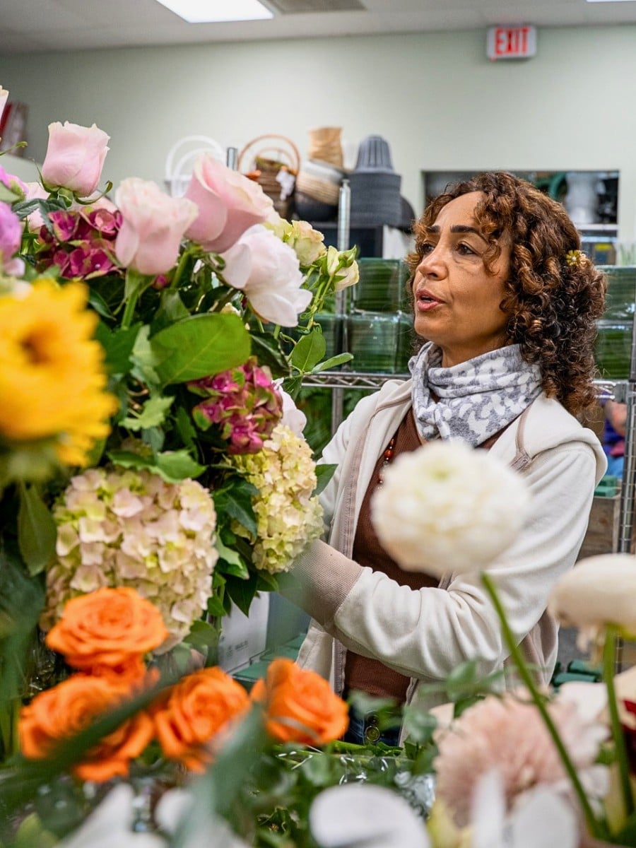 Can You Mix Different Flowers in One Vase? Here&rsquo;s What Many Do