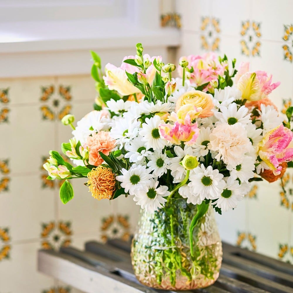 Can You Mix Different Flowers in One Vase?
