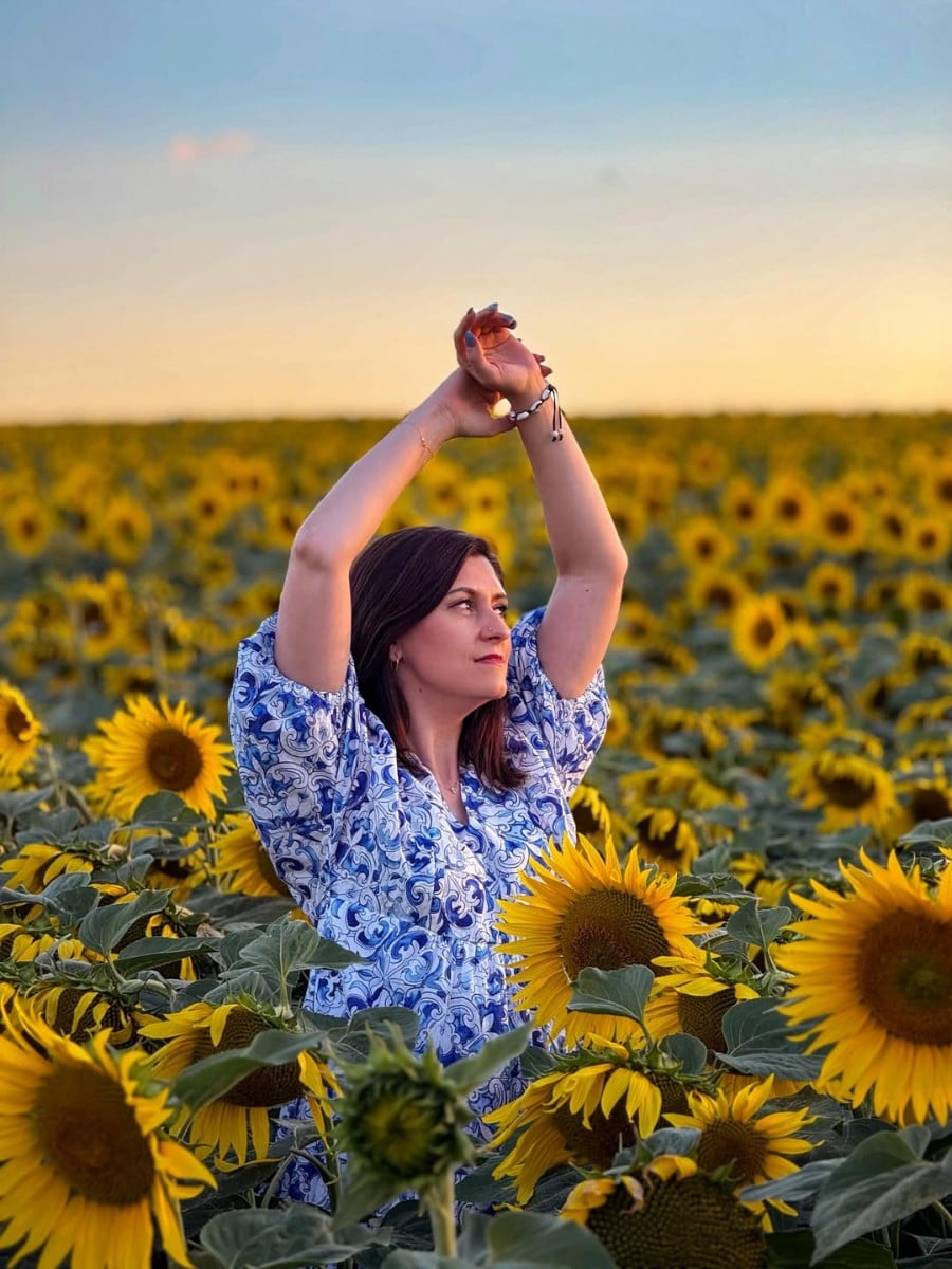 Para los Leo, las flores son más que una simple decoración. Son una extensión de su personalidad. Los girasoles, las caléndulas, las dalias, Hibiscus, las orquídeas, las bocas de dragón y las calas capturan la esencia de la naturaleza apasionada, generosa y carismática de Leo —Artículo Thursd 