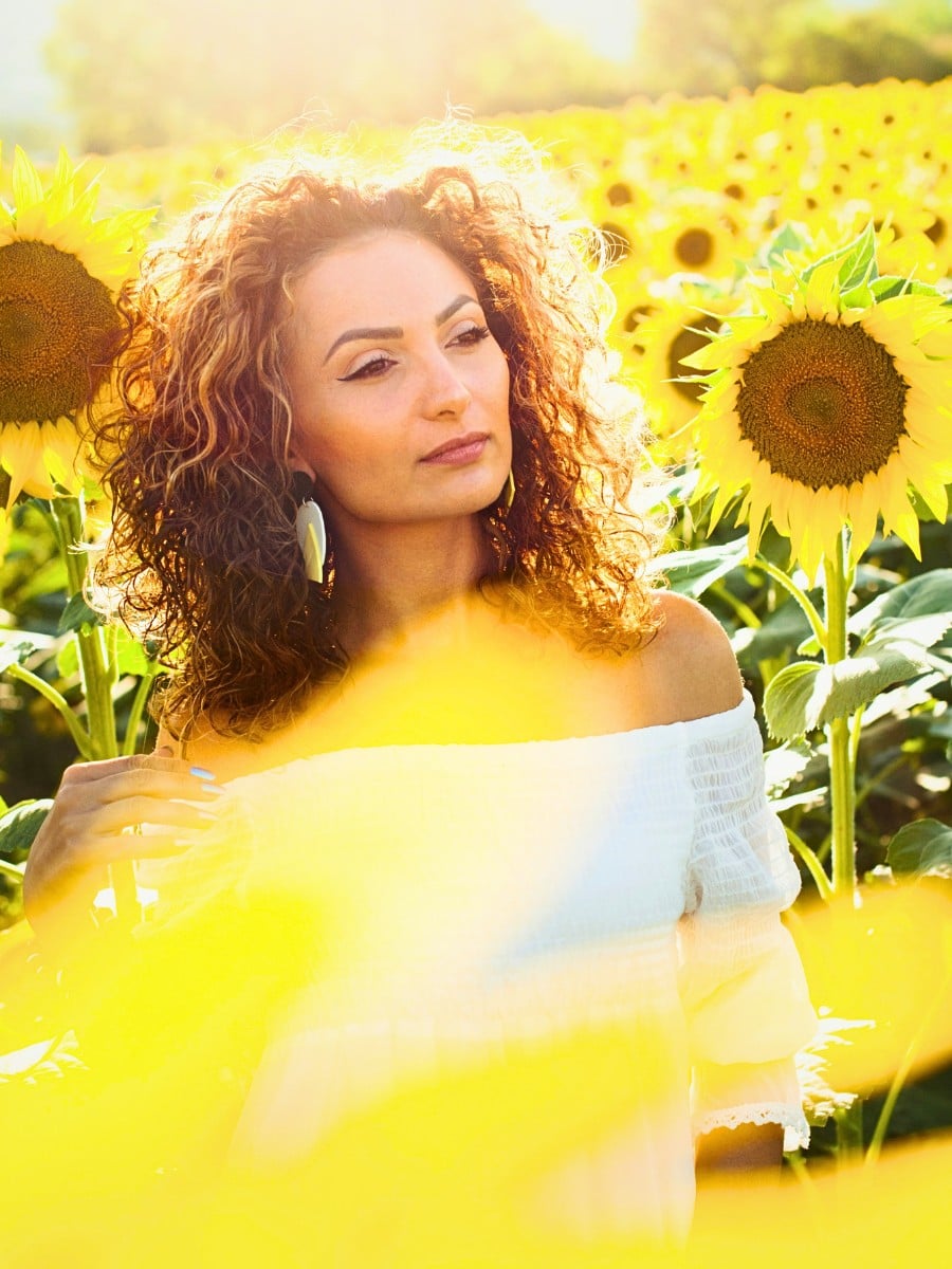 Para los Leo, las flores son más que una simple decoración. Son una extensión de su personalidad. Los girasoles, las caléndulas, las dalias, Hibiscus, las orquídeas, las bocas de dragón y las calas capturan la esencia de la naturaleza apasionada, generosa y carismática de Leo —Artículo Thursd 