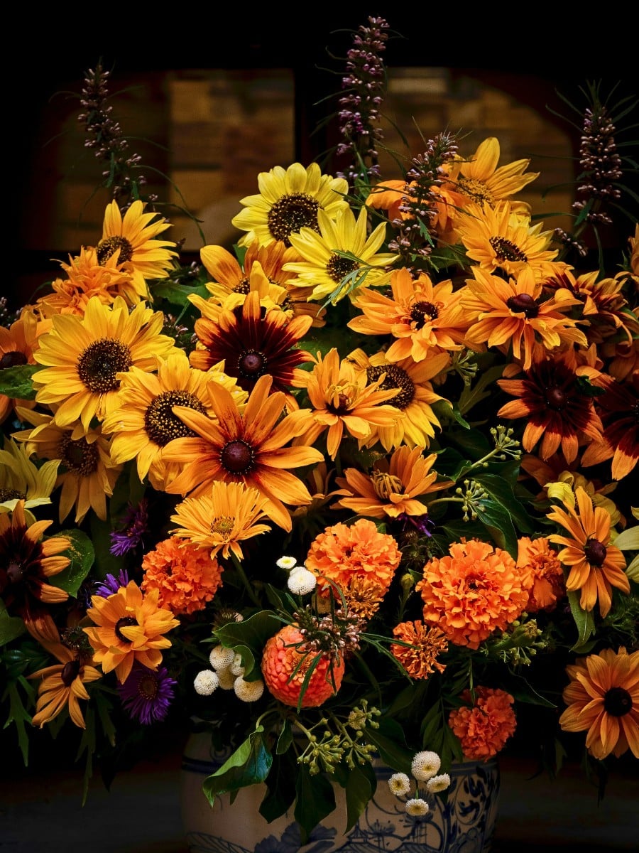 Para los Leo, las flores son más que una simple decoración. Son una extensión de su personalidad. Los girasoles, las caléndulas, las dalias, Hibiscus, las orquídeas, las bocas de dragón y las calas capturan la esencia de la naturaleza apasionada, generosa y carismática de Leo —Artículo Thursd 