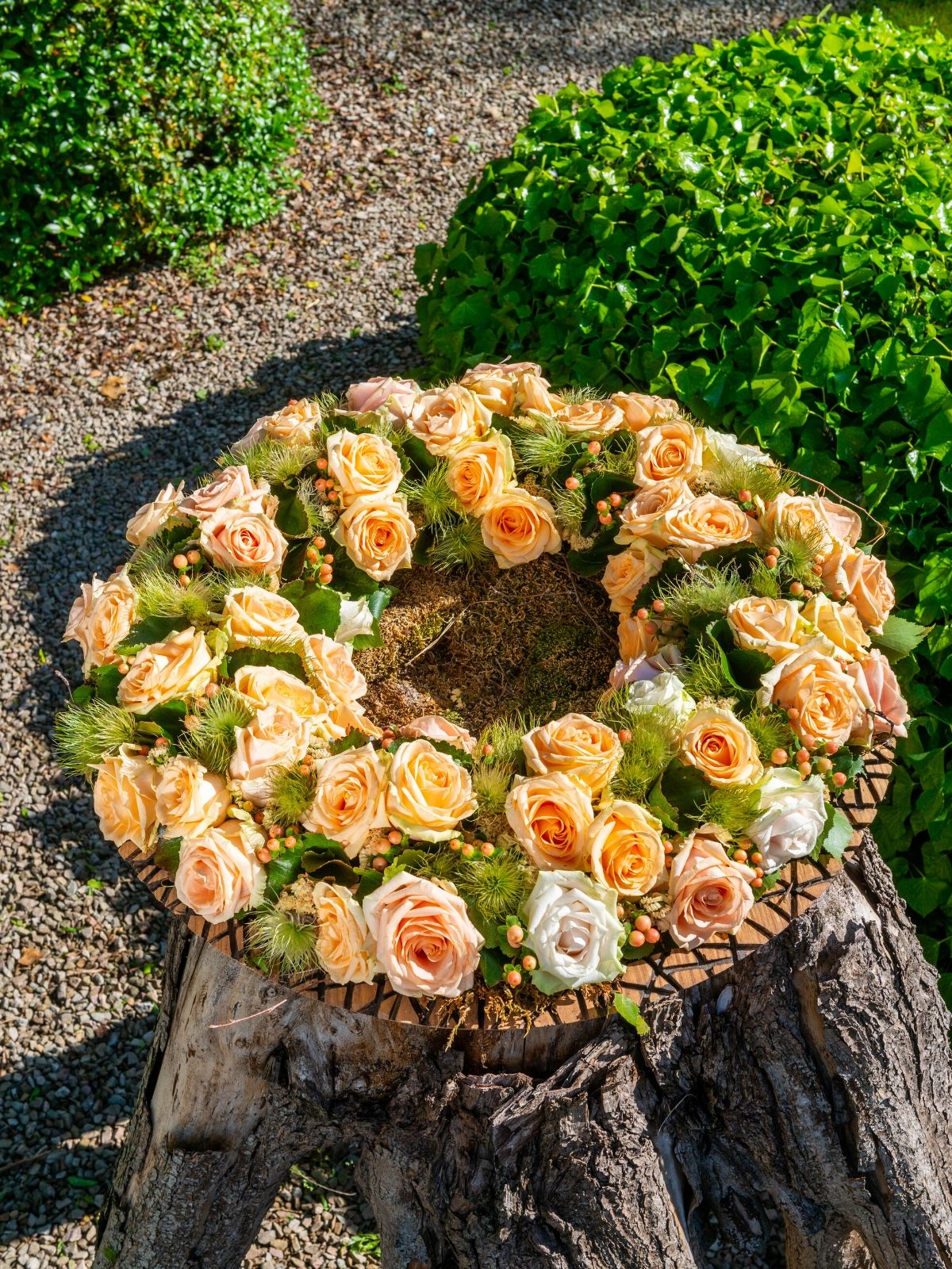 Peach-colored rose wreath - Avalanche+ Fleur Creatif - on Thursd 01