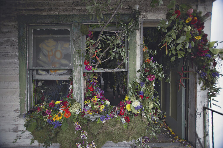 How a Flower Farm Blooms From an Abandoned House - Lisa Waud on thursd - Heather Saunders Photography - guirlande
