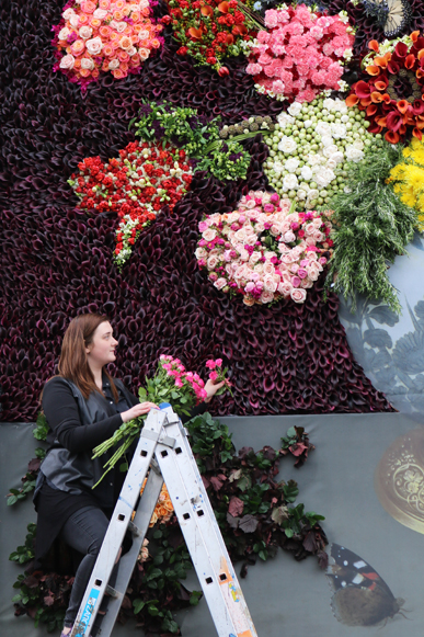 Florists Recreate Famous Painting With 26,500 Flowers009