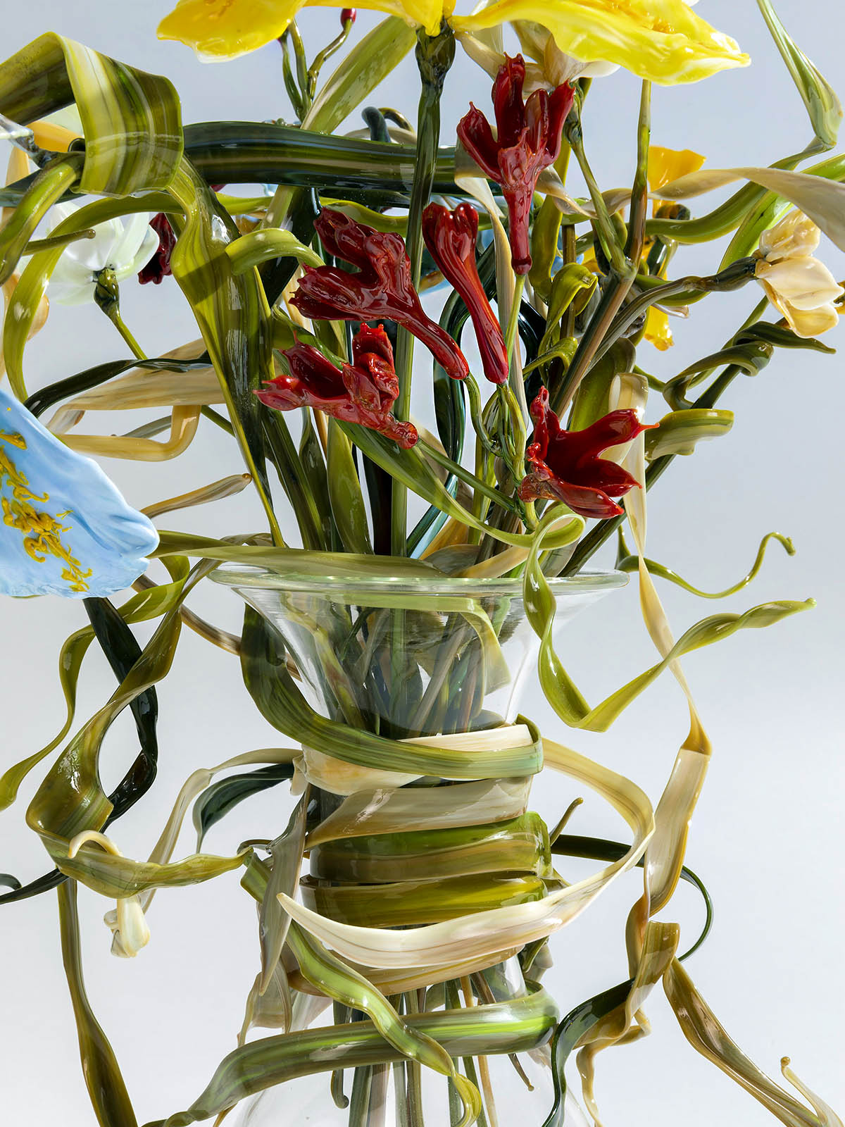 Wilting Flowers Elegantly Sculpted in Glass 01