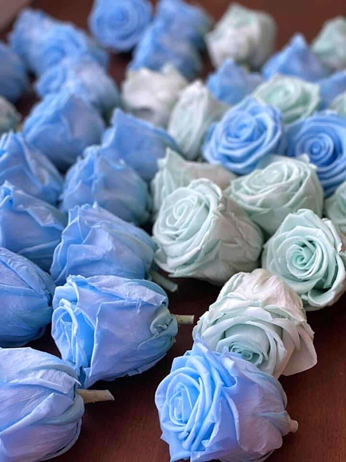 Chantal Post Dares to Combine Fresh Flowers With Dried and Lulu Preserved Roses - Article on Thursd (6)