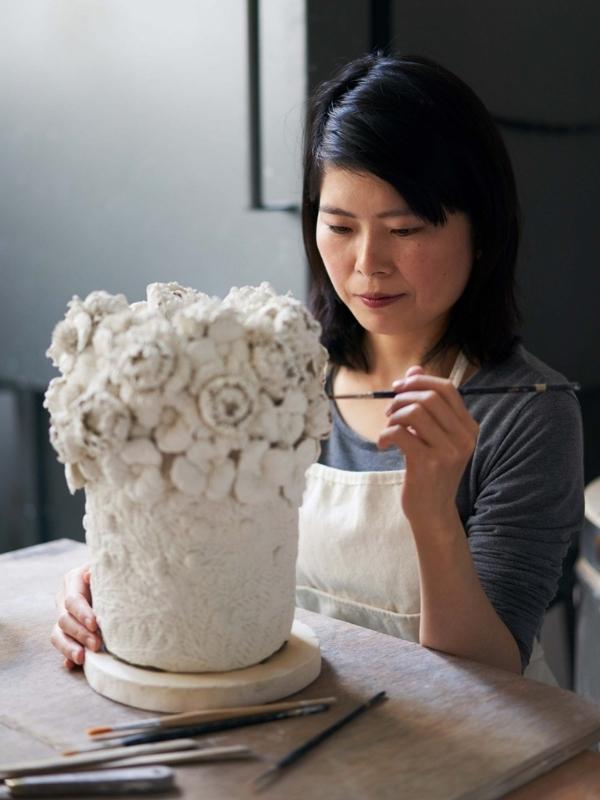 Flowers Envelop the Detailed Porcelain Vessels From Hitomi Hosono002