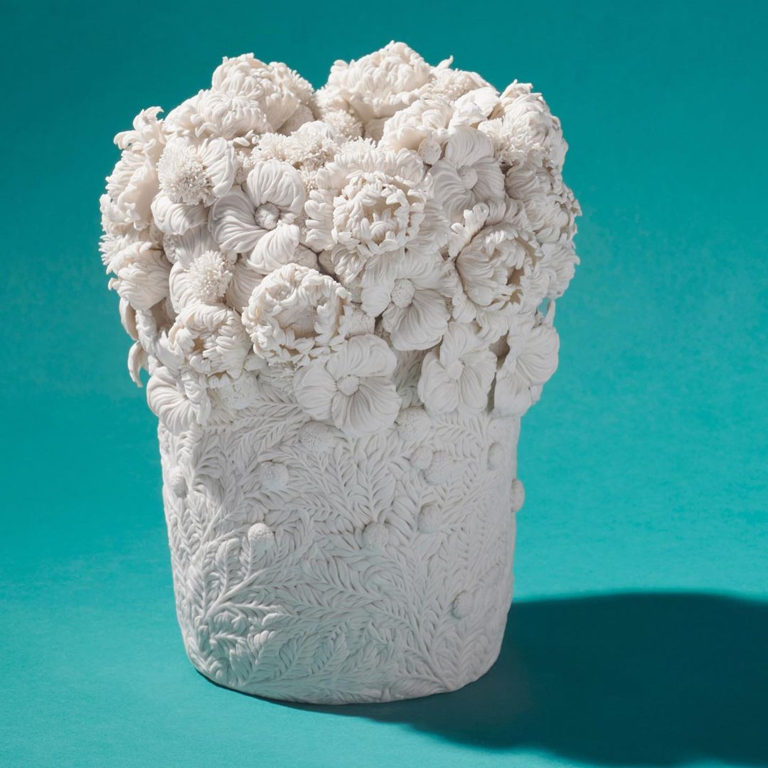 Flowers Envelop the Detailed Porcelain Vessels From Hitomi Hosono004