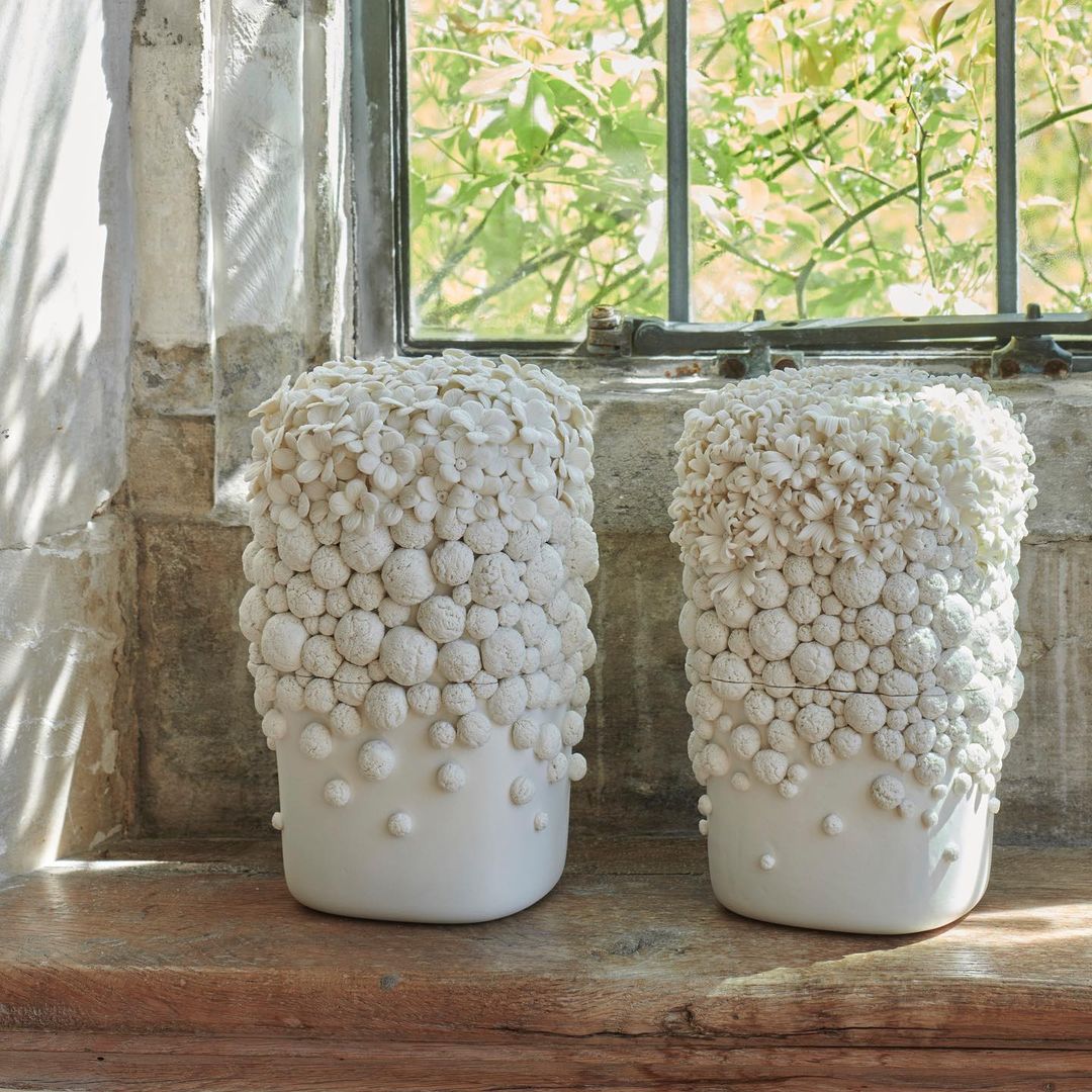 Flowers Envelop the Detailed Porcelain Vessels From Hitomi Hosono010
