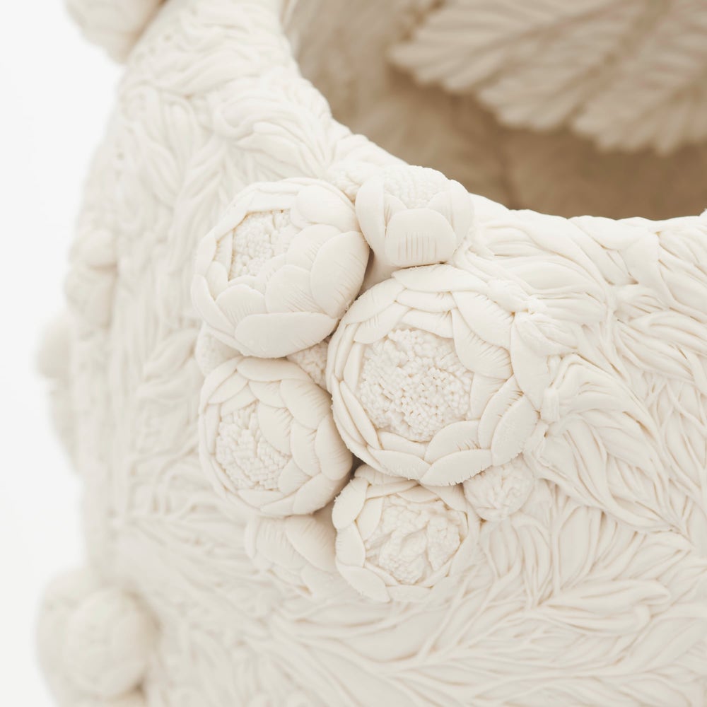 Flowers Envelop the Detailed Porcelain Vessels From Hitomi Hosono015