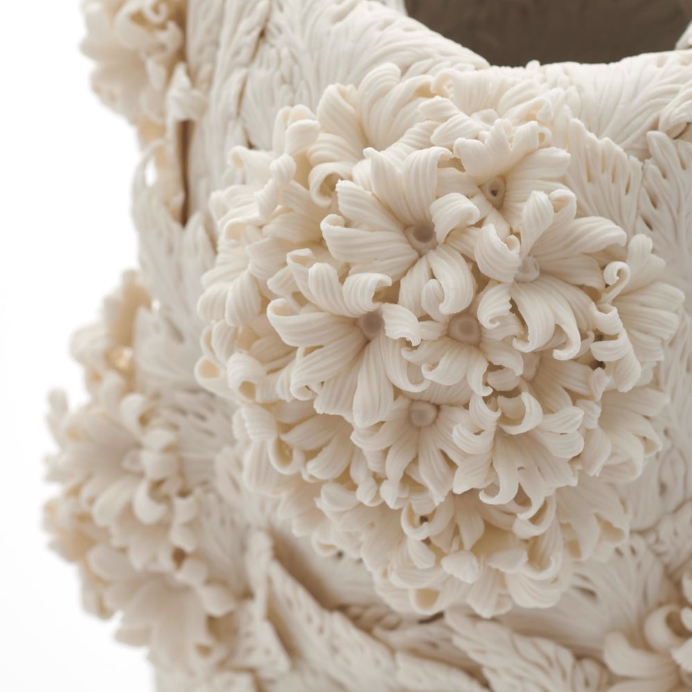 Flowers Envelop the Detailed Porcelain Vessels From Hitomi Hosono018