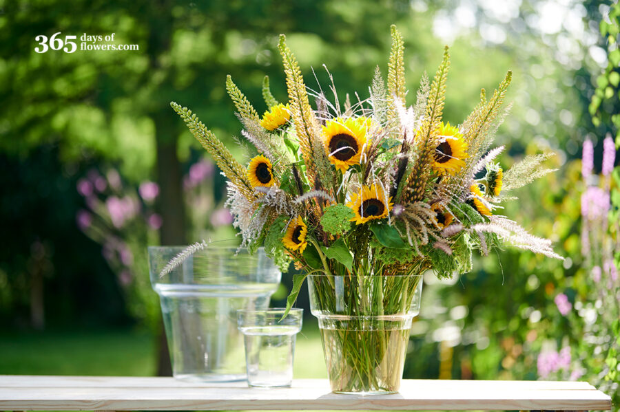 365 Days of Flowers in Cooperation with Belgiums Leading Florist Organisation - vases and mixed bouquet - on thursd