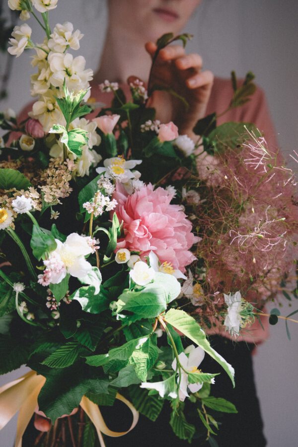 Start Instagram in 10 steps - hamifleurs article on thursd - florist with bouquet