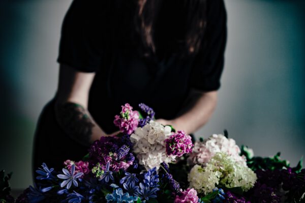 photo annie spratt - Vogue article - Why you Need to Attend a Flower Arranging Workshop - on thursd