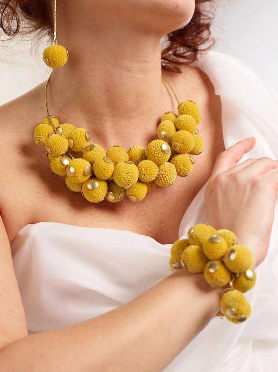 Floral design trend: jewelry with real flowers