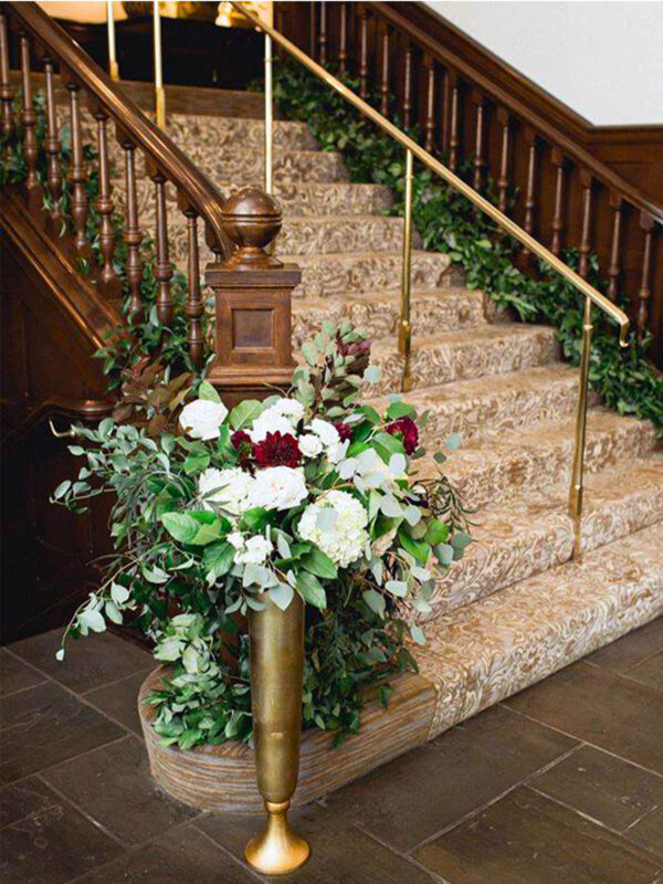 Floral design at stairs without floral foam