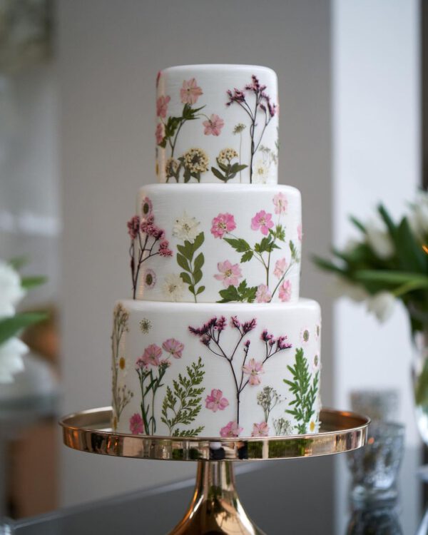 Floral Cakes That Are Too Pretty to Eat Preserved Pressed Flowers