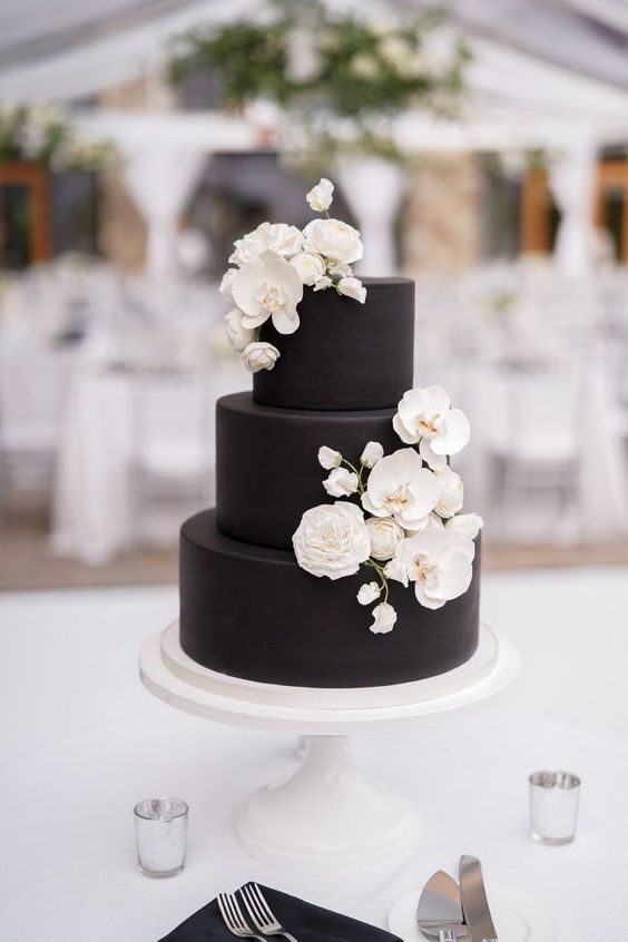 Floral Cakes That Are Too Pretty to Eat Black and White Wedding Cake